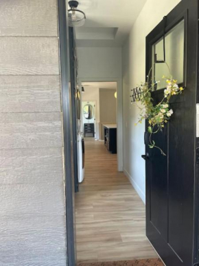 Modern build, hot tub, fire pit, nature and horse views, HOA amenities